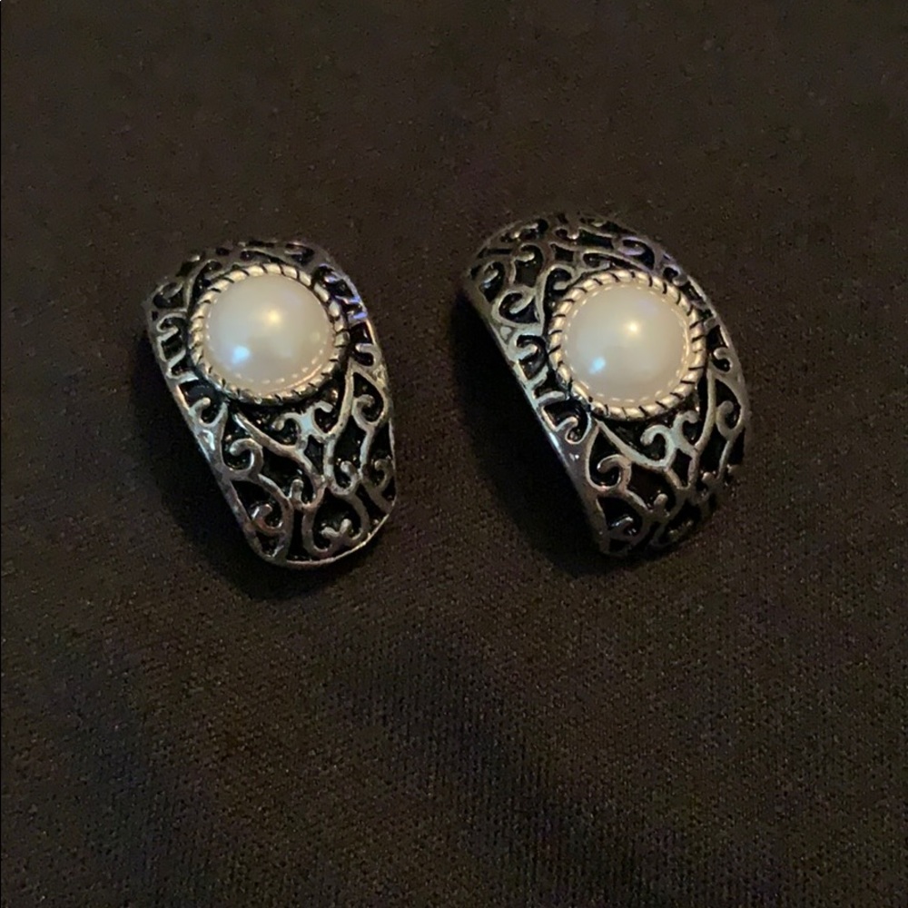 Pearl earrings w silver swirls